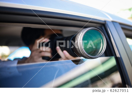 車内から写真を撮る男性 車内から写真を撮る男性 62627051