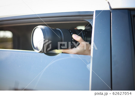 車内から写真を撮る男性 62627054