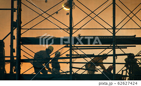 夜の工事現場の写真です。高所作業の安全対策を完全に実施している模範風景です。広島県 62627424