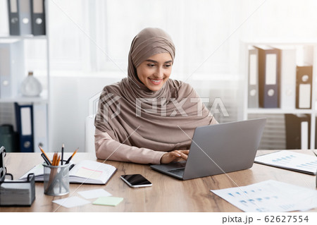 Young muslim businesswoman working on her laptop in office 62627554