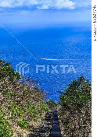 八丈島 八丈富士からの眺め 太平洋、三原山 八丈島 八丈富士からの眺め 太平洋、三原山 62627746