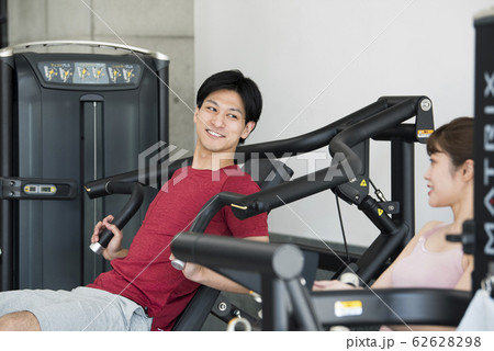 スポーツジム 男性 笑顔 スポーツジム 男性 笑顔 62628298