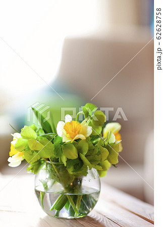 Fresh flowers in round vase 62628758