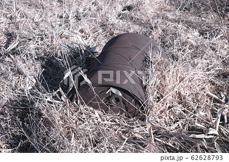 捨てられたドラム缶 62628793