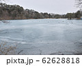凍った湖 62628818