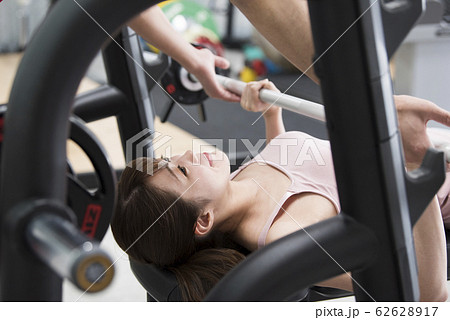 トレーニングをする女性 トレーニングをする女性 62628917