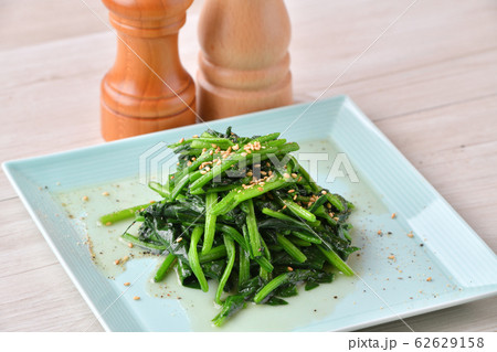 ホウレン草のソテー（野菜ブイヨン・コンソメで味付け）。シンプル時短節約レシピ。 62629158