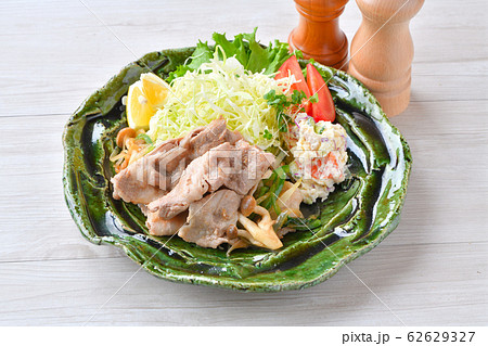 豚肉の生姜焼き、スタミナ焼き、豚肉と野菜の炒め物、焼肉。 62629327