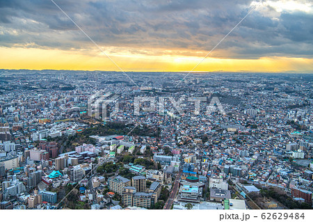 日本の横浜都市景観 横浜の伊勢山皇大神宮などを望む 日本の横浜都市景観 横浜の伊勢山皇大神宮などを望む 62629484