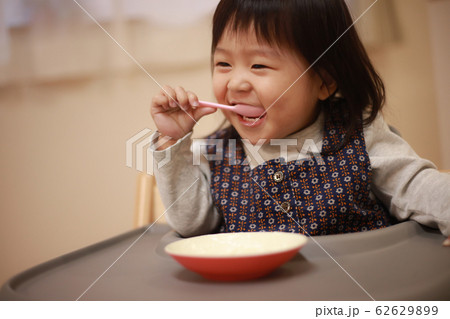 離乳食を食べる女の子 離乳食を食べる女の子 62629899