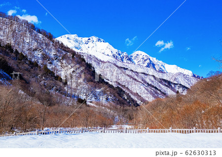 湯桧曽から谷川岳を望む　冬景 62630313