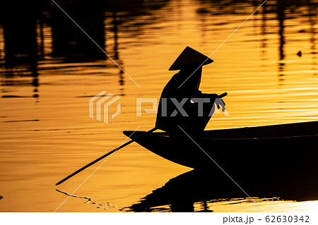 ベトナム・ホイアンの渡し舟　影絵 62630342