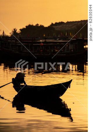 ベトナム・ホイアンの渡し舟　影絵 62630344