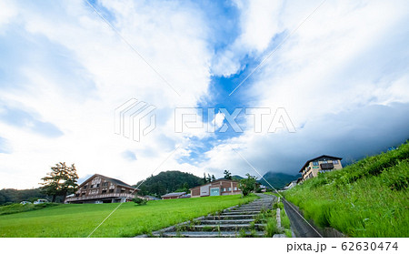 大山寺の街並み遠景です。大山への登山口です。雨雲の陰に大山がそびえています。鳥取県 大山寺の街並み遠景です。大山への登山口です。雨雲の陰に大山がそびえています。鳥取県 62630474