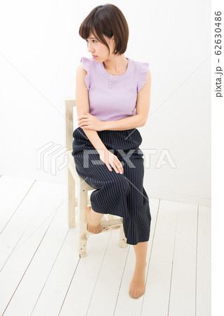 座る女性 62630486