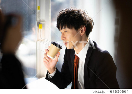 休憩中のサラリーマン コーヒーを飲む 休憩中のサラリーマン コーヒーを飲む 62630664