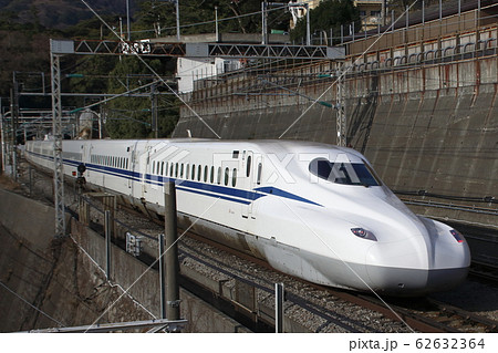 熱海駅を通過する、東海道新幹線のN700S確認試験車 62632364