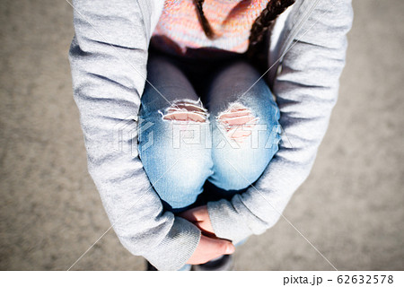 膝の部分が破れたジーンズ 62632578