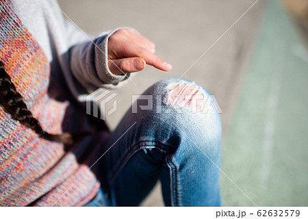 膝の部分が破れたジーンズ 62632579