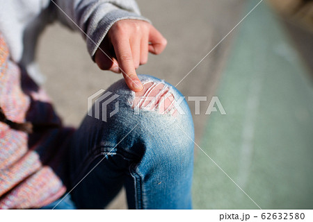 膝の部分が破れたジーンズ 62632580