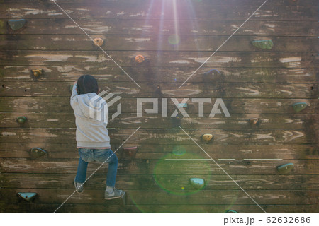 壁を登る子供 62632686