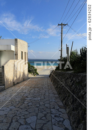 沖縄　水納島　集落のメインストリート石畳道 62634202