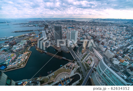 日本の横浜都市景観　コロナウイルス・クルーズ船の検疫作業が横浜港沖で続く(画面左上）＝2月4日撮影 62634352