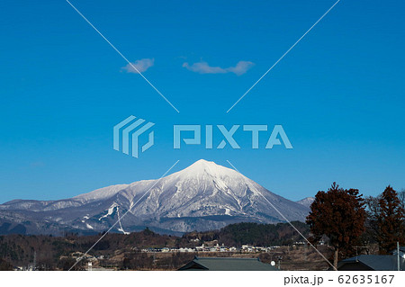 福島県会津若松市内から望む　冬の会津磐梯山 62635167