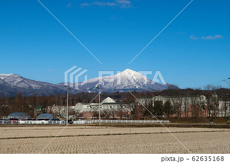 福島県会津若松市内から望む　冬の会津磐梯山② 62635168