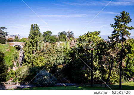Sibyl temple and pond in Buttes-Chaumont Park, 62635420