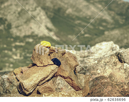 Follow way marked with yellow and blue stones. 62636696