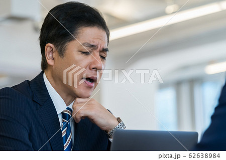 喉が痛いビジネスマン 喉が痛いビジネスマン 62638984
