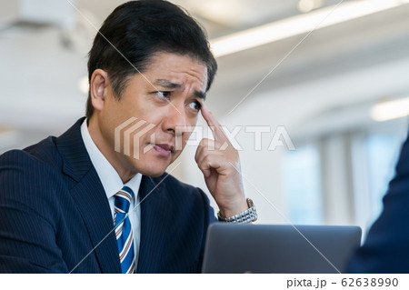 ビジネスマン　目尻 62638990