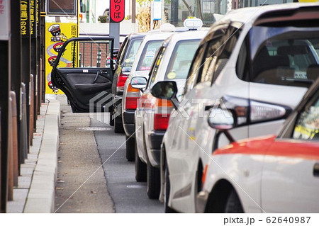 タクシー乗り場　客待ちタクシー　ビジネスイメ―ジ 62640987