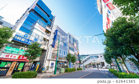 埼玉県　JR蕨駅前東口　商店街 62641365