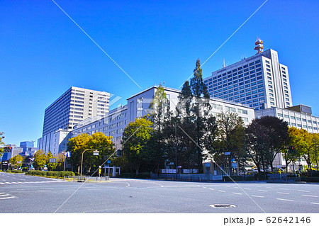 秋の東京千代田区の桜田通りの霞が関二丁目交差点から厚生労働省方面の景観 62642146