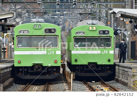 奈良線103系電車の行き違い 62642152