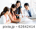 ビジネス　会議　ビジネスマン　オフィス　チーム 62642414