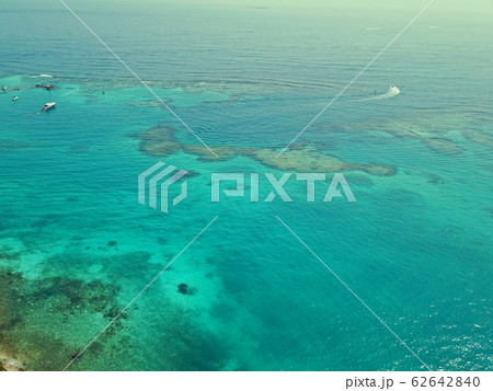 クリアブルーの海のロサリオ島上空から 62642840