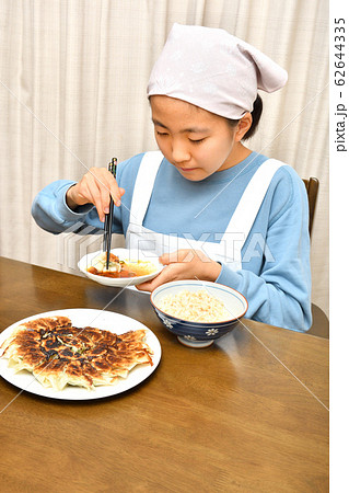 餃子を食べる女の子 62644335