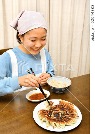 餃子を食べる女の子 62644338