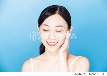 woman apply sunscreen on face 62645621