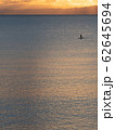 夕暮れに染まる海面と人-1 62645694