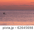 ピンクモーメントの海とサーファー 62645698
