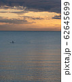 夕暮れに染まる海と人-2 62645699