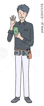 スマホを使う美容師 62647476