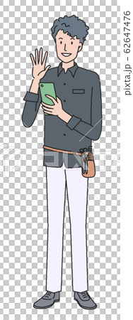 スマホを使う美容師 62647476
