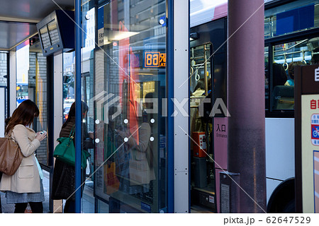 バスに乗り込む乗客 バスに乗り込む乗客 62647529