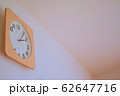 白い壁紙と時計 62647716