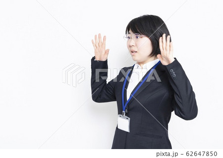 びっくりする女性 62647850
